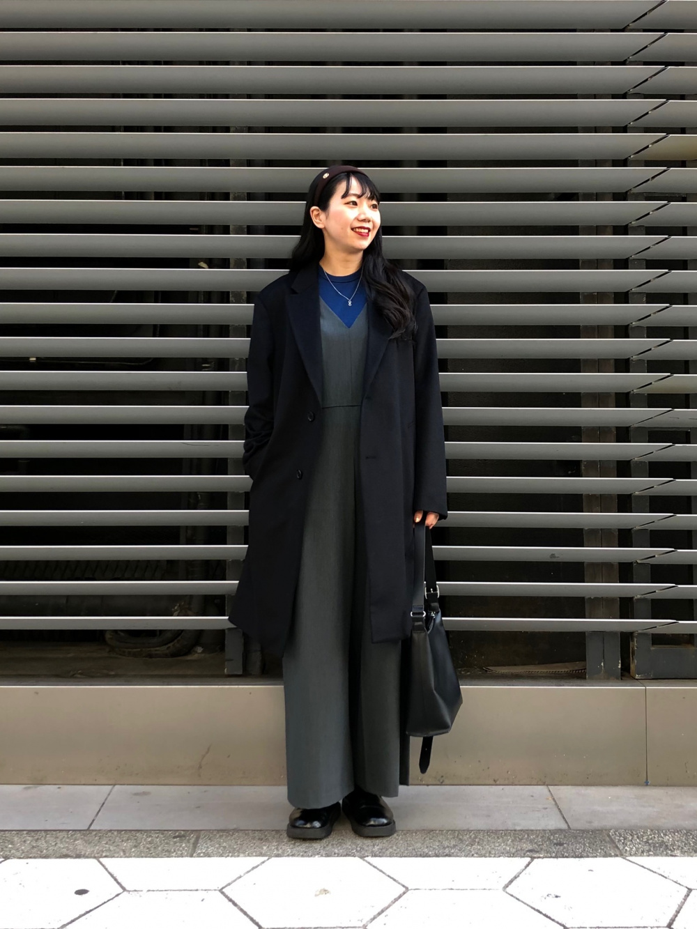 ジャンプスーツ、ウールカシミヤチェスターコート」の着用