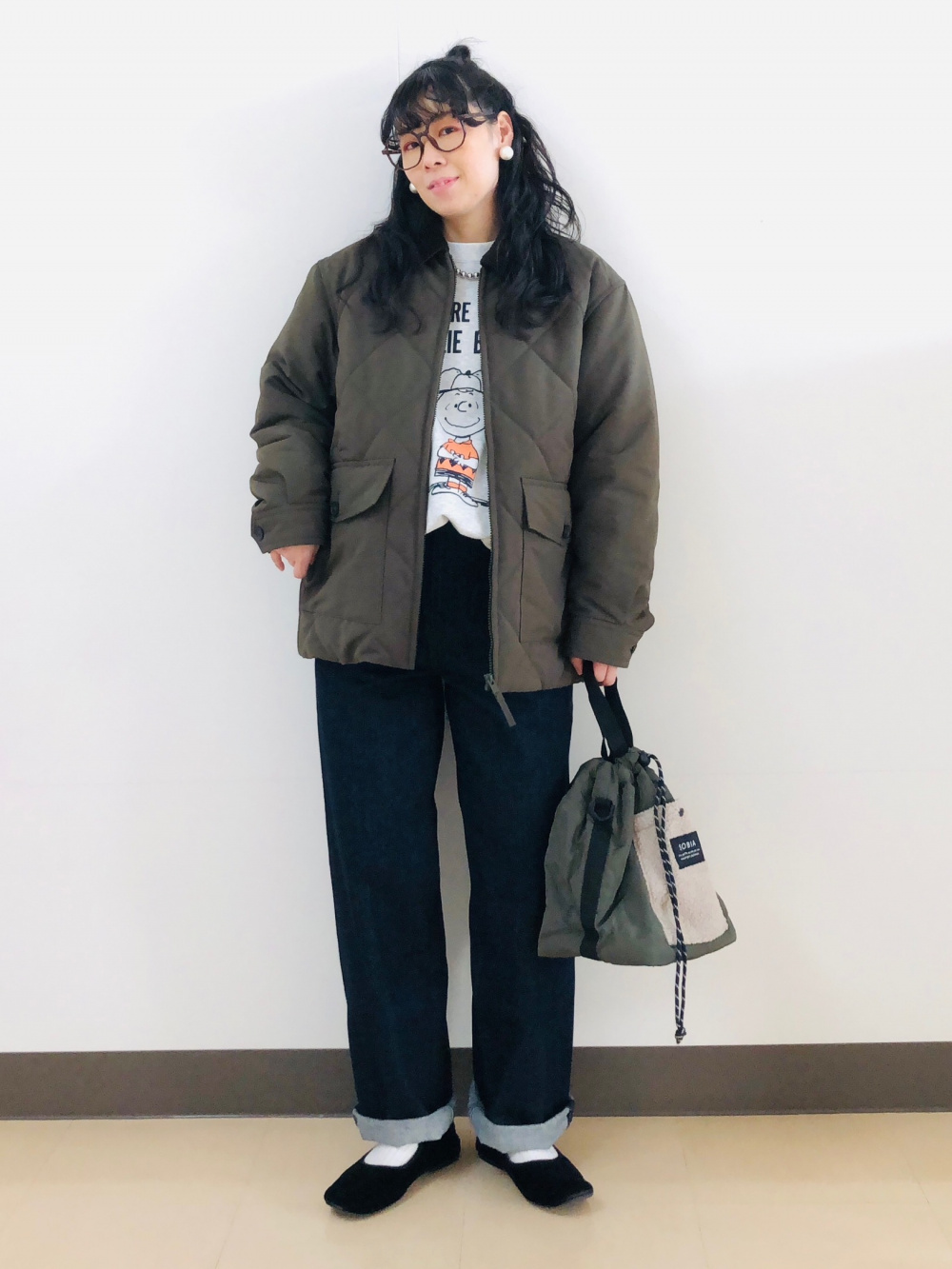 パデッドキルティングブルゾン、ケーブルVネックセーター」の着用