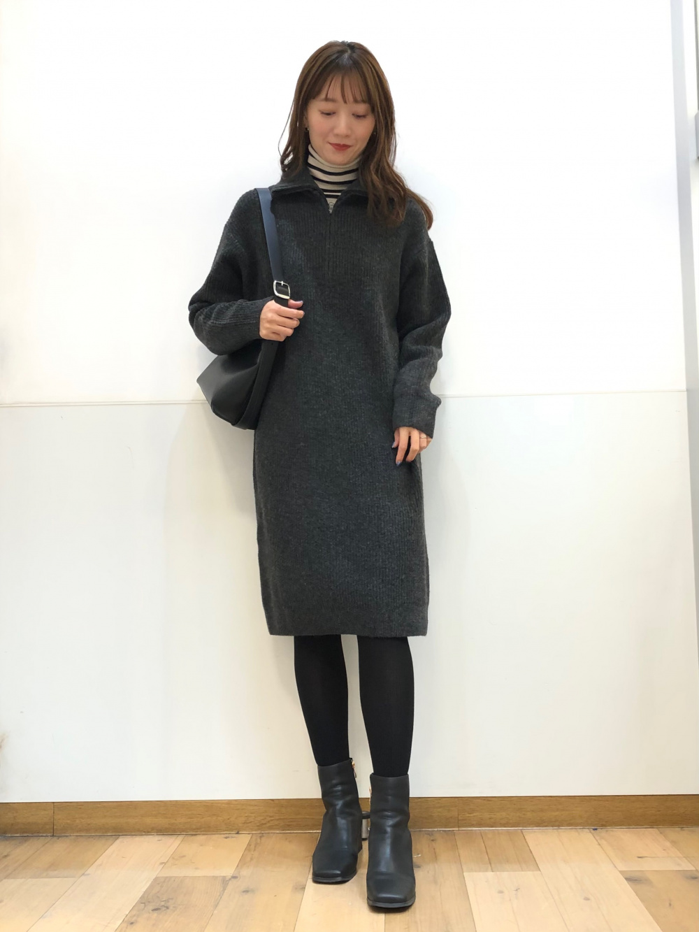 ダウンベルテッドロングコート、メリノリブタートルネックセーター」の