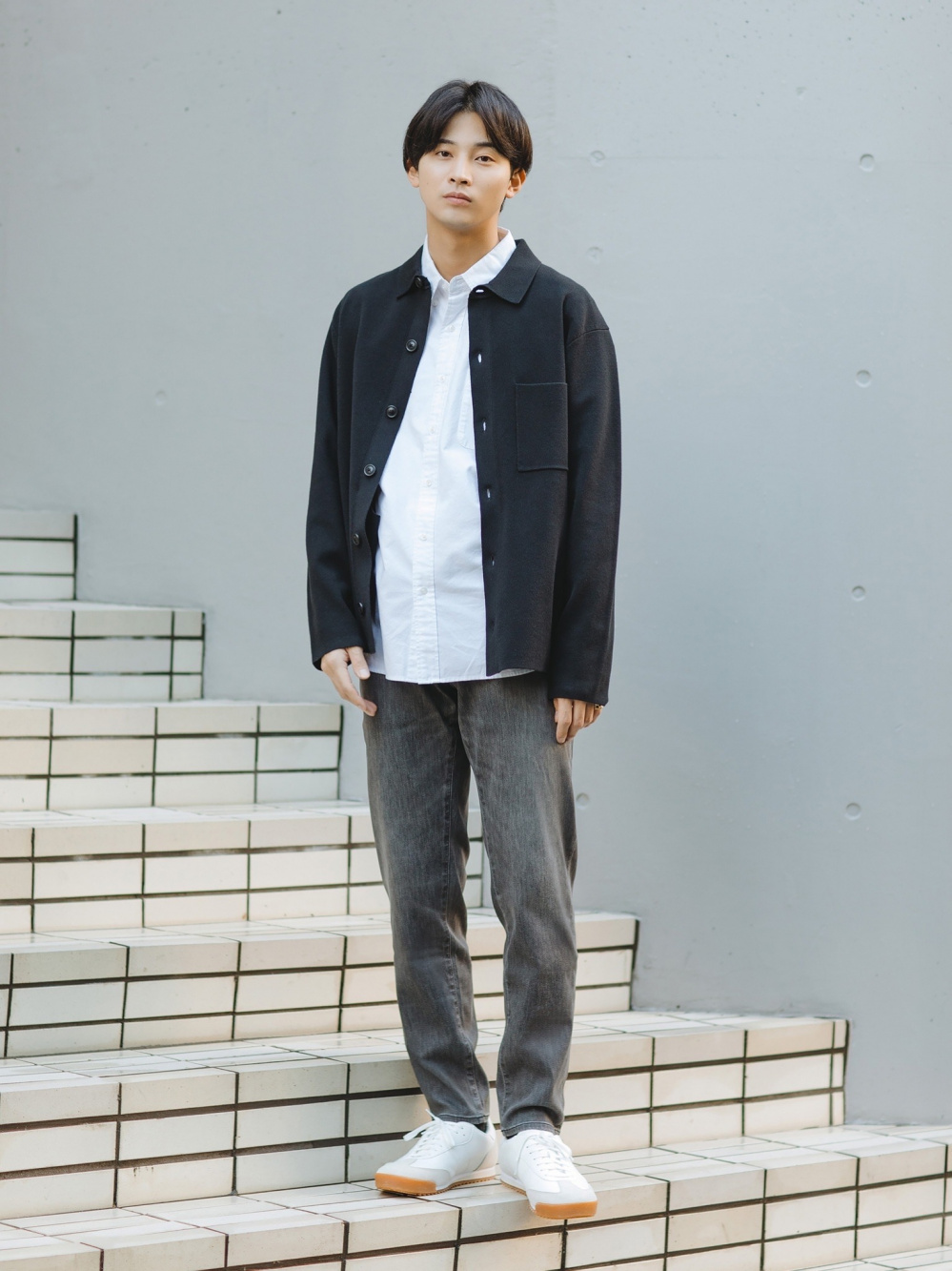 オックスフォードシャツ、ミラノリブシャツカーディガン」の着用