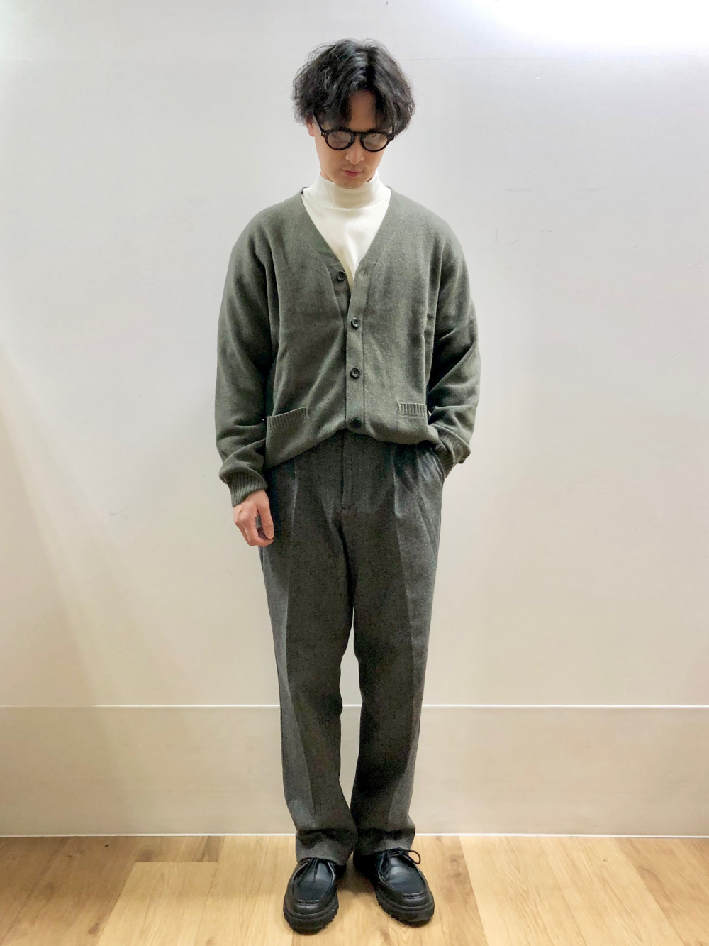 フランネルシャツ/チェック、タックワイドパンツ/ヘリンボーン」の着用
