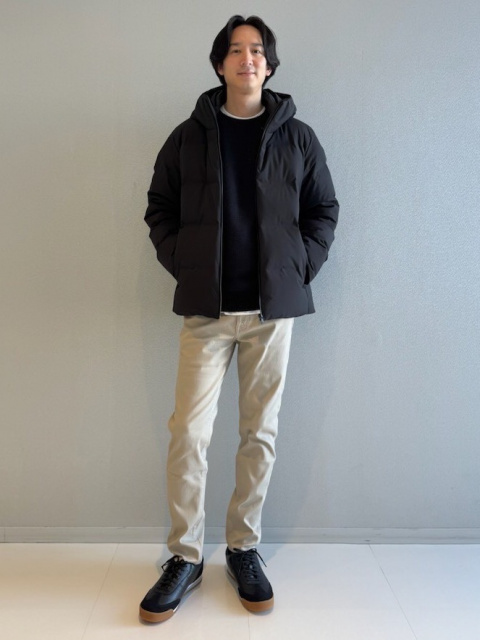 イケオジに似合う黒ダウンとベージュパンツを使ったシンプルで清潔感のある冬の王道コーディネート