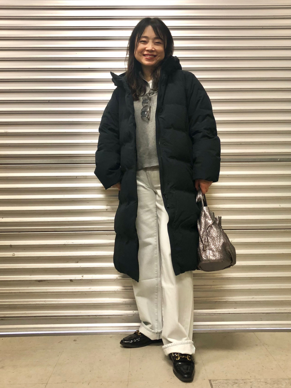 シームレスダウンロングコート、フランネルパンツ」の着用