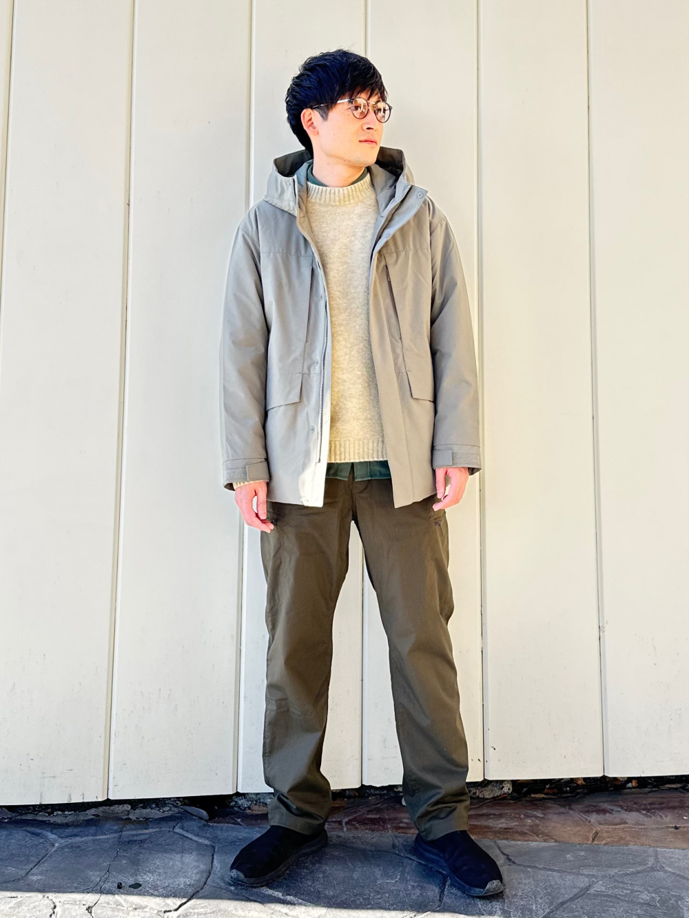 ハイブリッドダウンパーカ、カシミヤハーフジップセーター」の着用