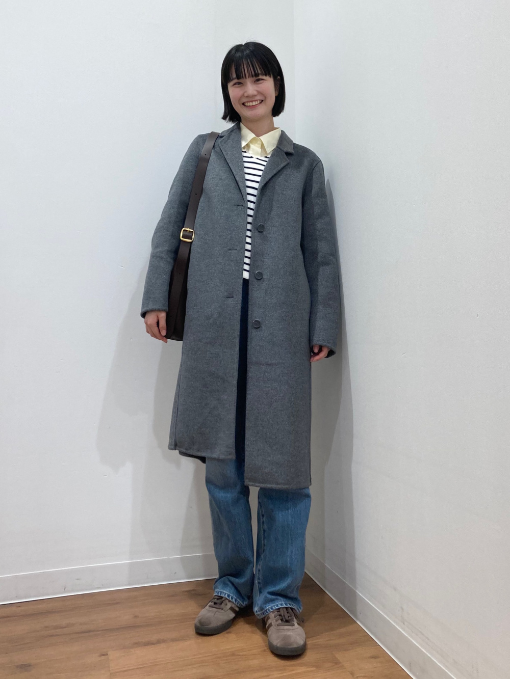 スウェットプルパーカ、ダブルフェイスチェスターロングコート」の着用