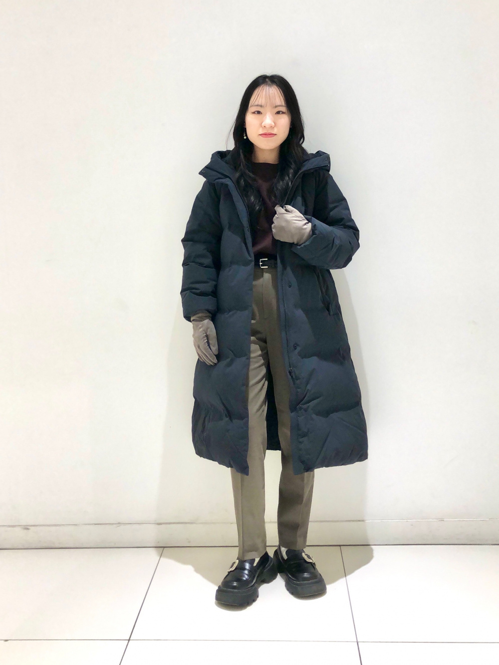 シームレスダウンロングコート、フランネルパンツ」の着用