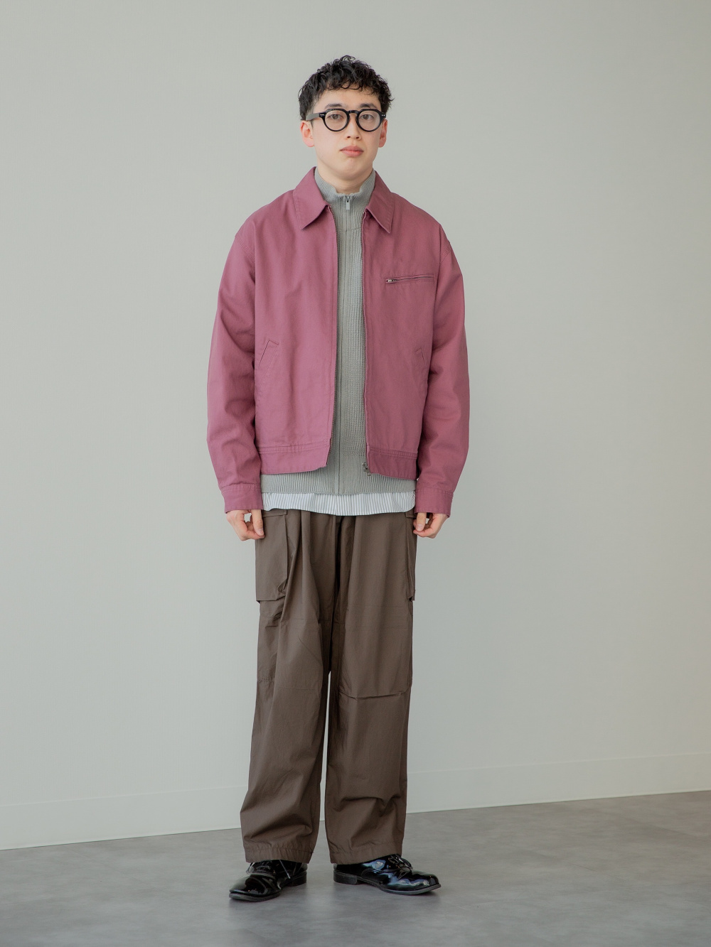 コットンショートブルゾン、ワイドフィットカーゴパンツ」の着用