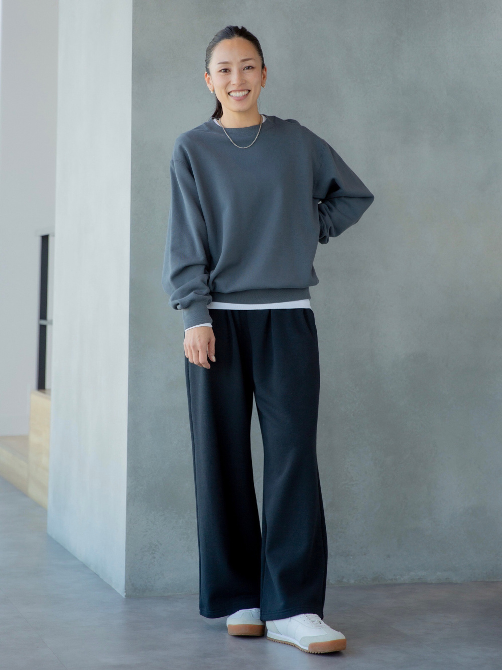 プリーツストラップワンピース、トレンチコート」の着用