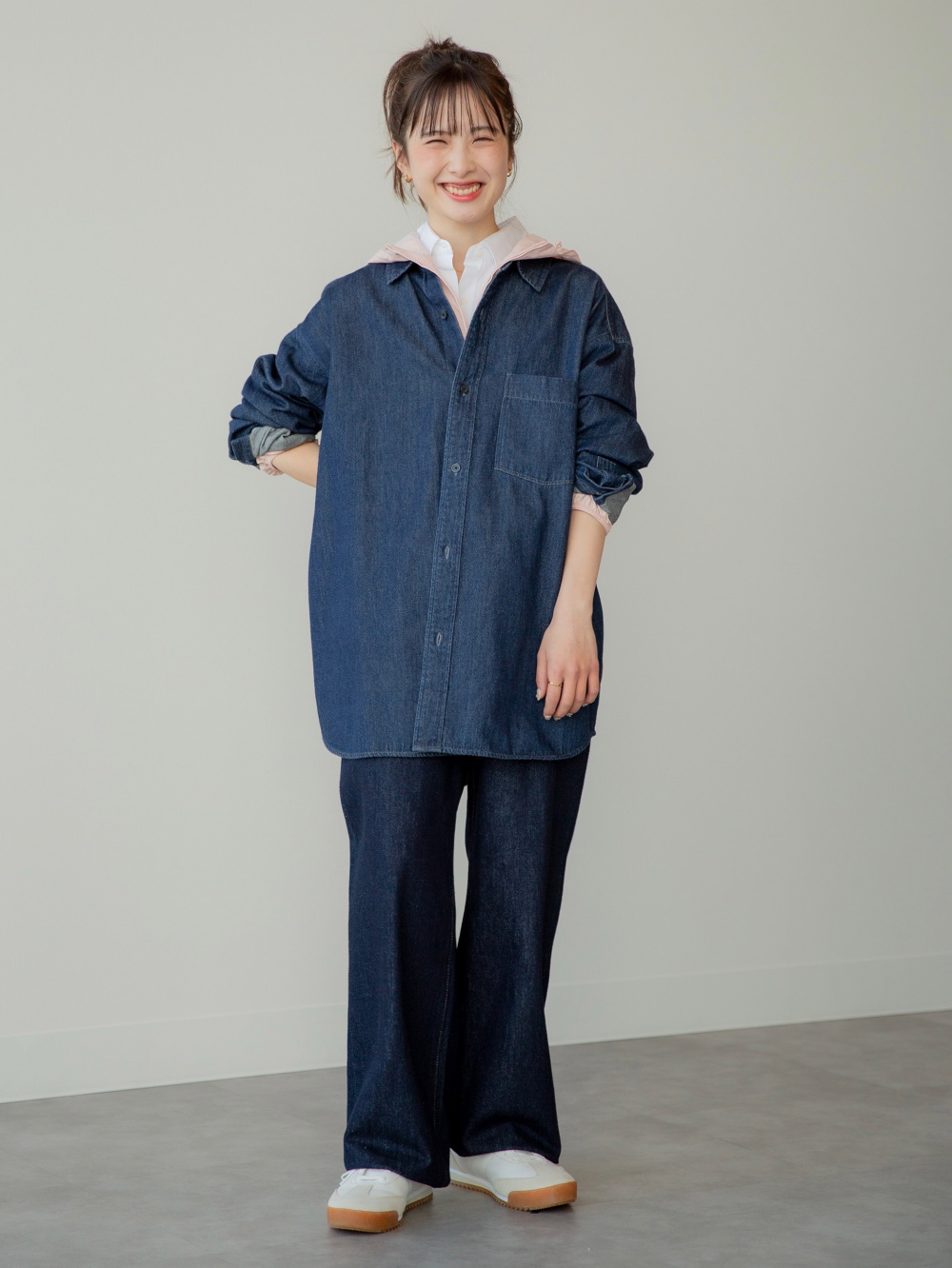 デニムオーバーシャツ、リネンコットンショートパンツ」の着用  