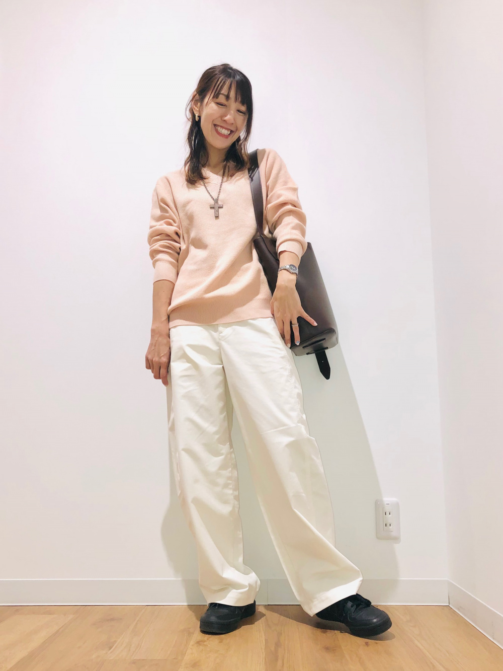 ワッフルVネックセーター、ジャージーバレルレッグパンツ」の着用 