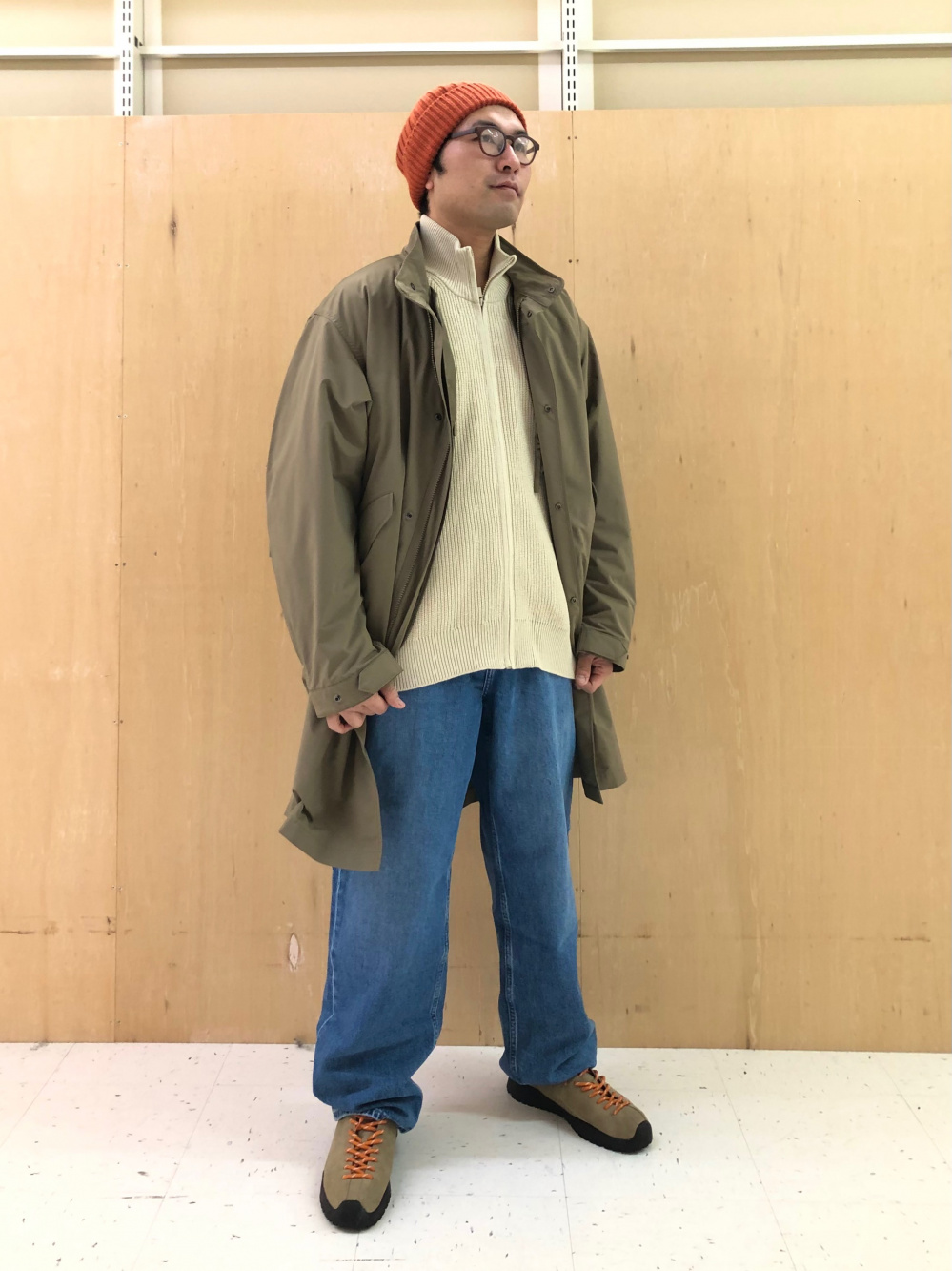 ウィンドプルーフ2WAYコート、カシミヤクルーネックセーター」の着用