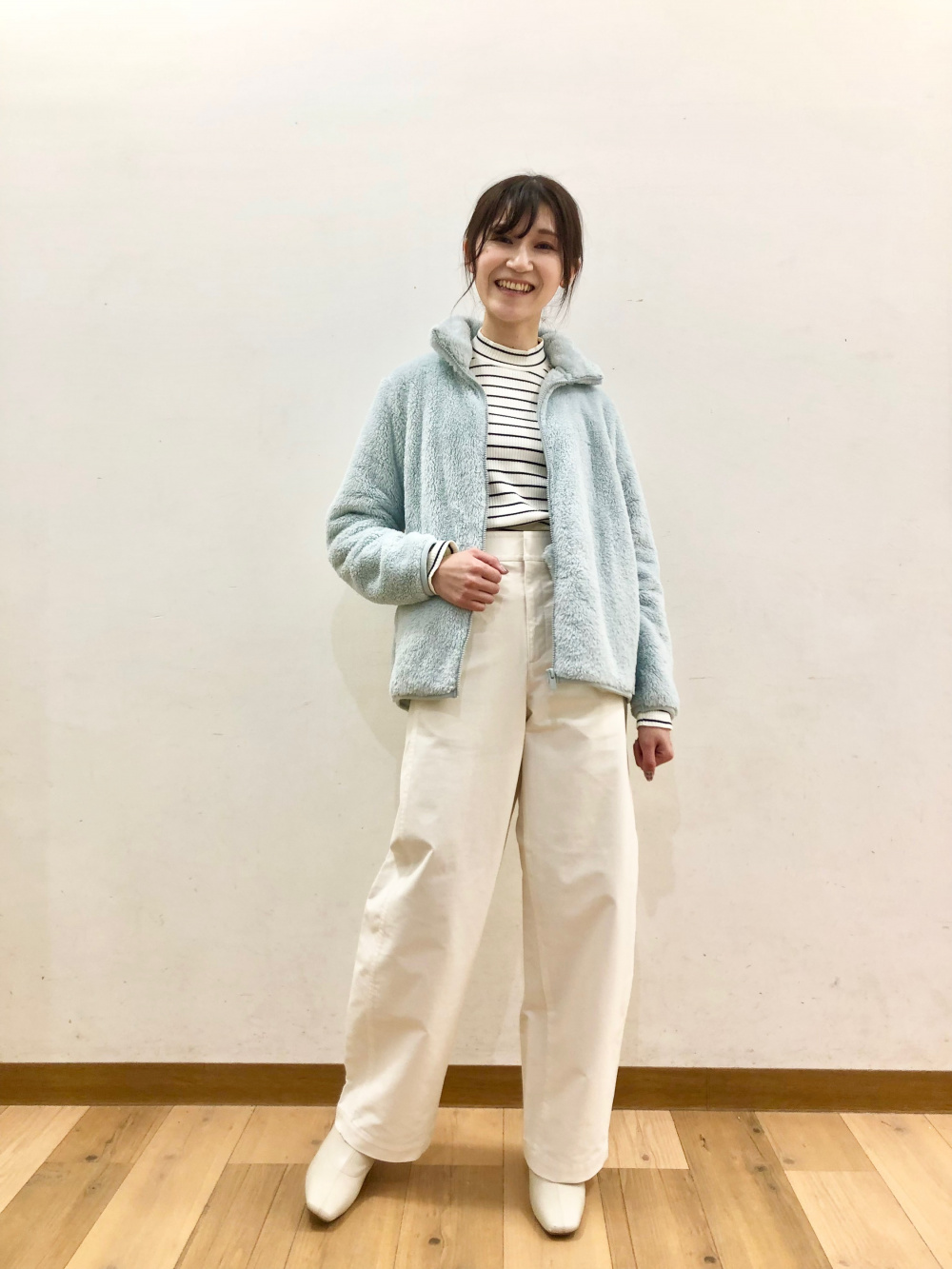 デニムショートジャケット、ボアフリースジャケット」の着用 