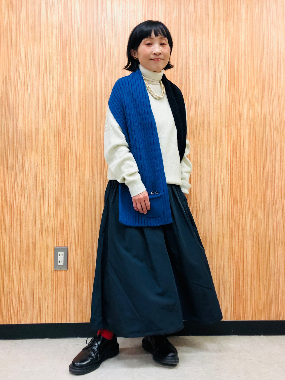 ワッフルVネックセーター、ワイドチノパンツ」の着用コーディネート