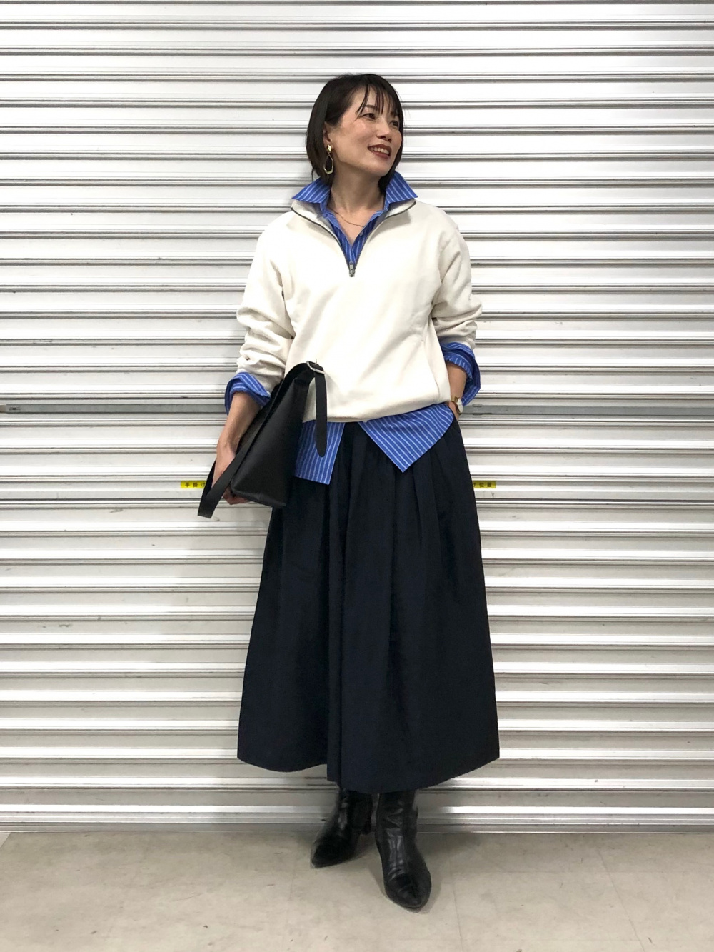 ラムニットジャケット、コットンシャツ/ストライプ」の着用