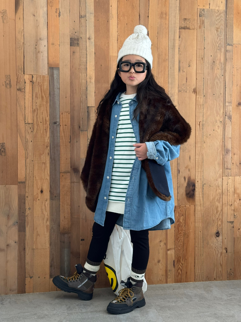 GIRLS デニムジャンパースカート、超極暖ヒートテックタイツ」の着用