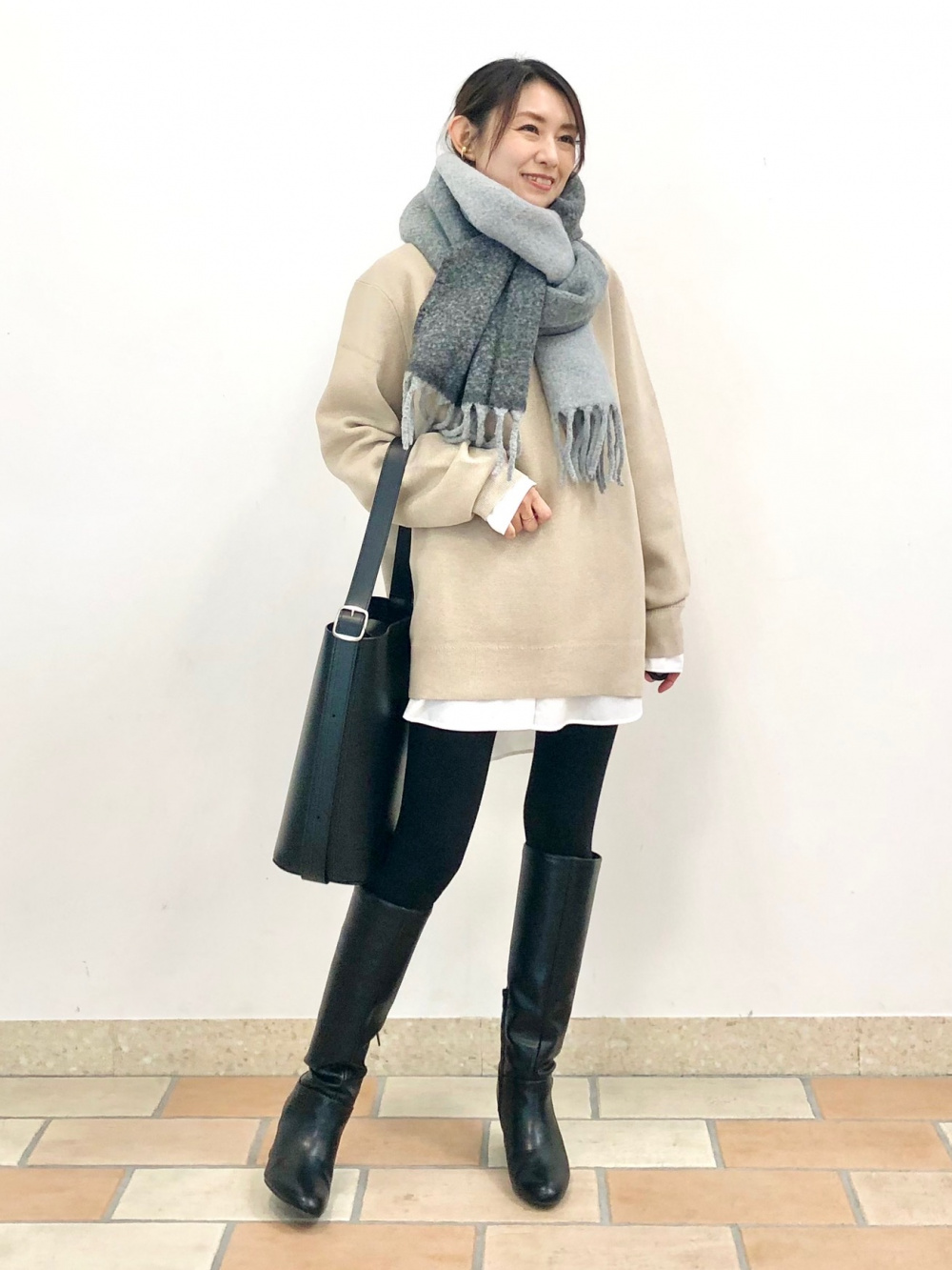 ジャンプスーツ、スフレヤーンチャンキーストール」の着用