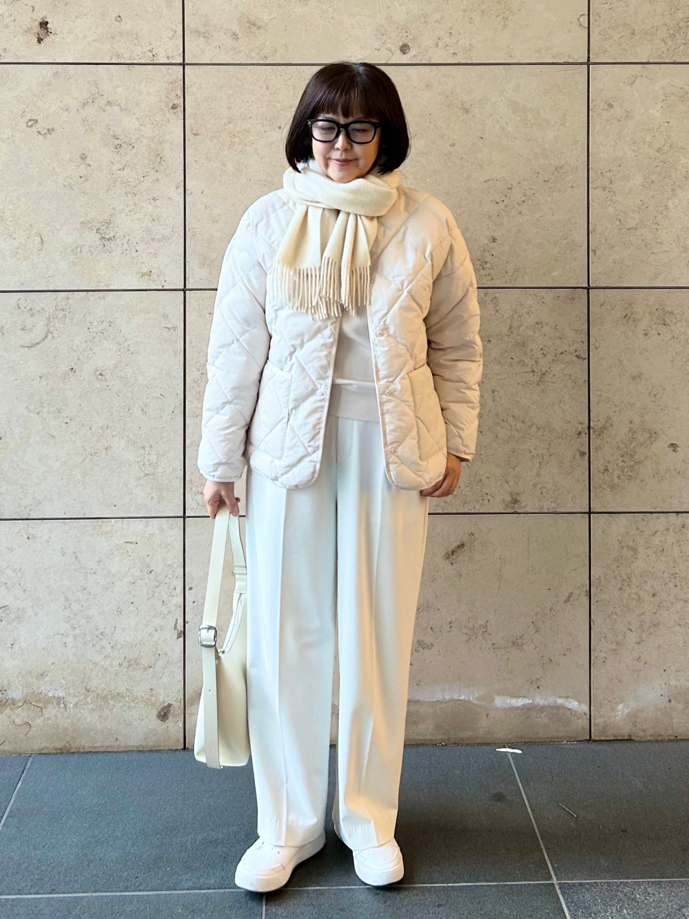 UNIQLO ユニクロ パフテックリラックスジャケット S ナチュラル スウェットプルパーカ、パフテックリラックスジャケット」の着用