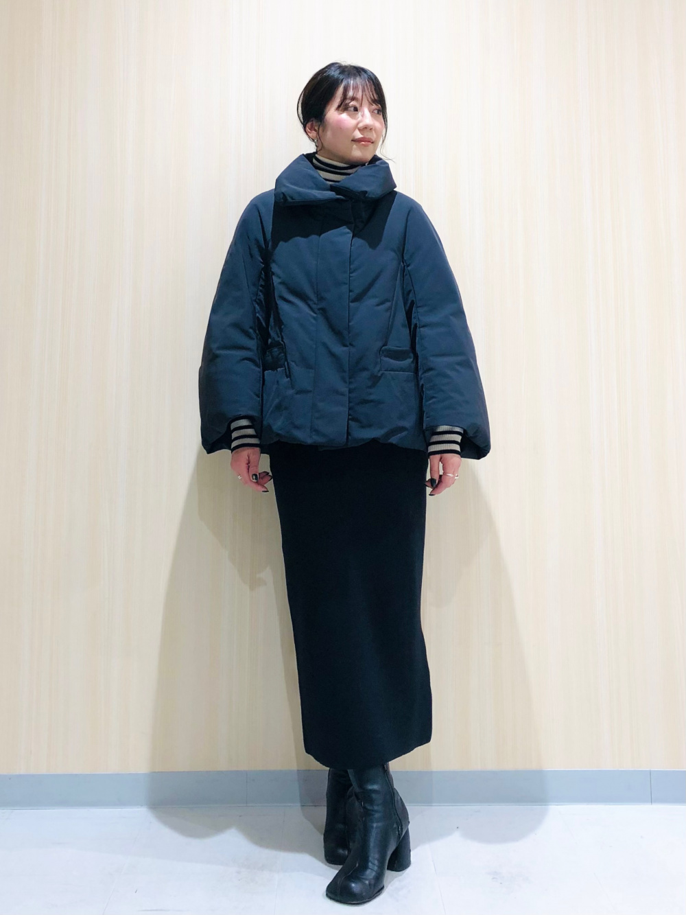 ダウンベルテッドロングコート、メリノリブタートルネックセーター」の