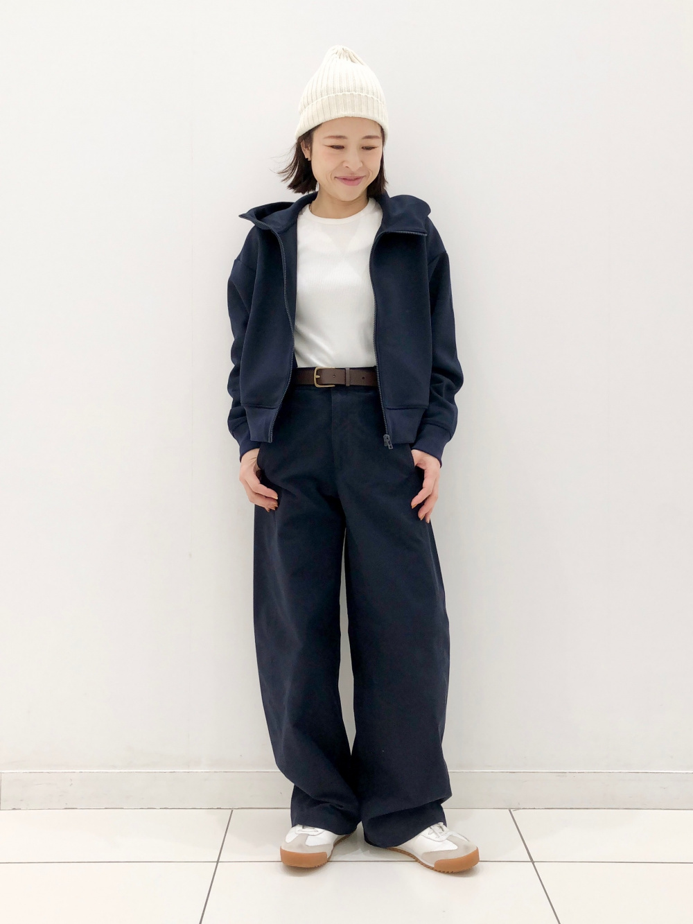 感動ジャケット、リネンブレンドタックテーパードパンツ」の着用
