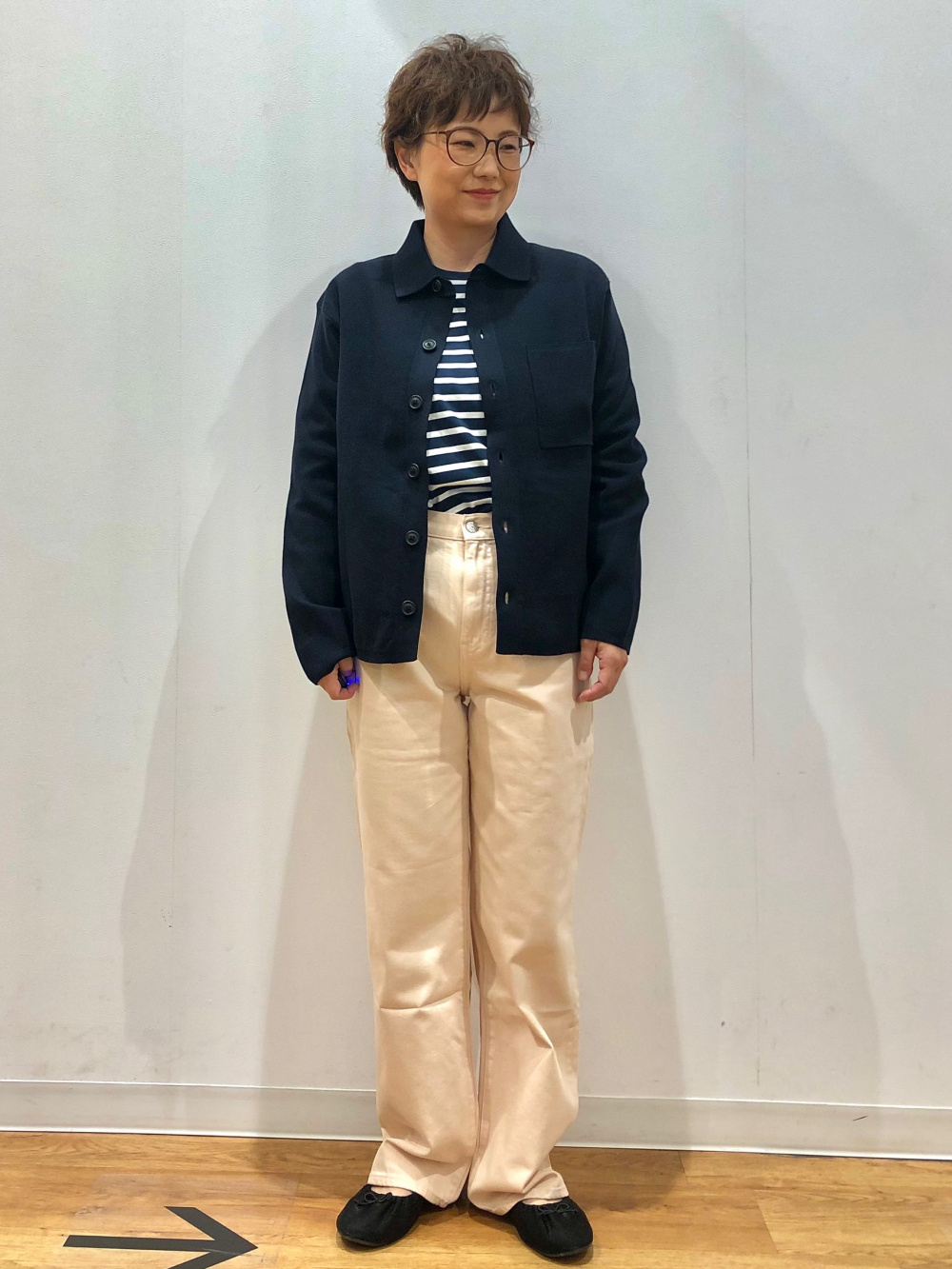 ミラノリブシャツカーディガン、デニムタックパンツ」の着用