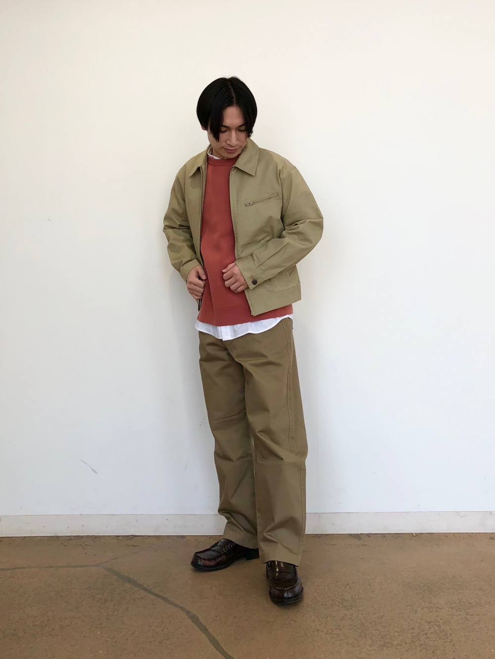 スウェットパンツ、パフテックリラックスジャケット」の着用