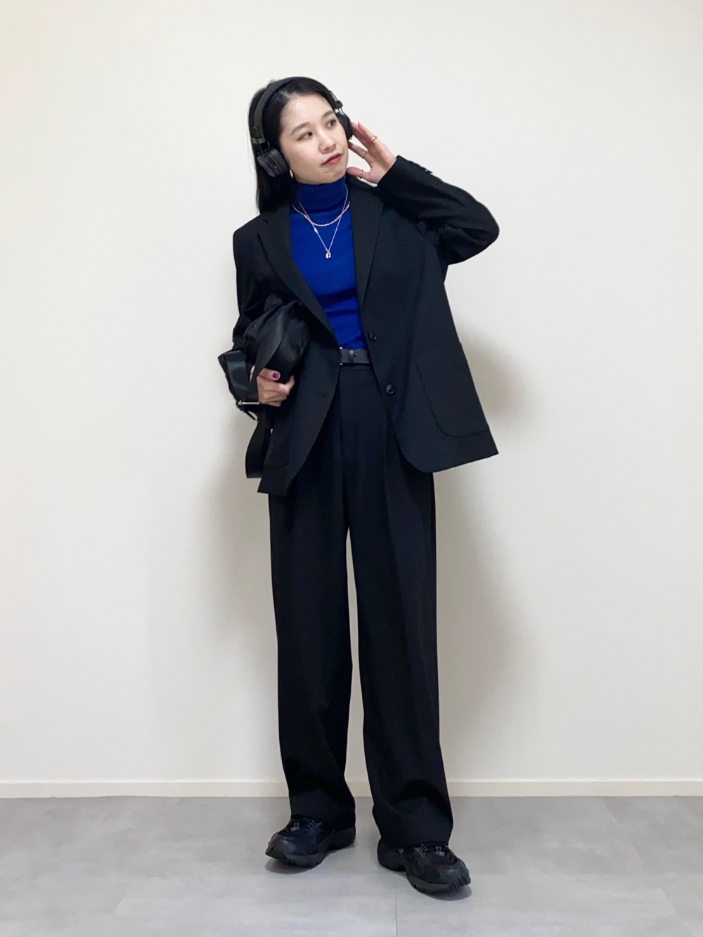 オーバーサイズジャケット、タックワイドパンツ」の着用