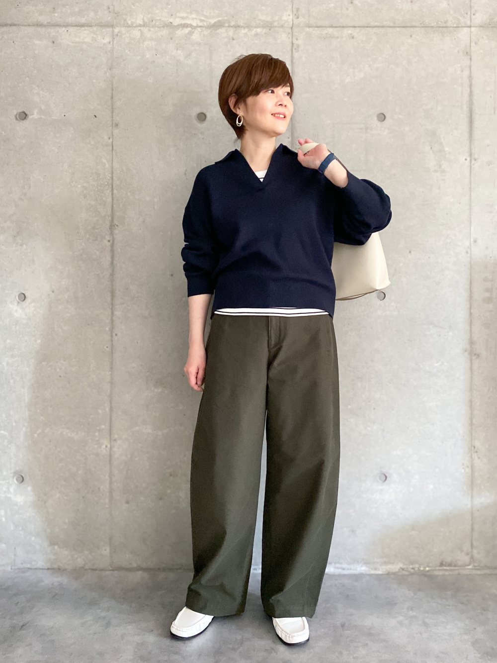 スウェットパンツ、メリノクルーネックカーディガン」の着用