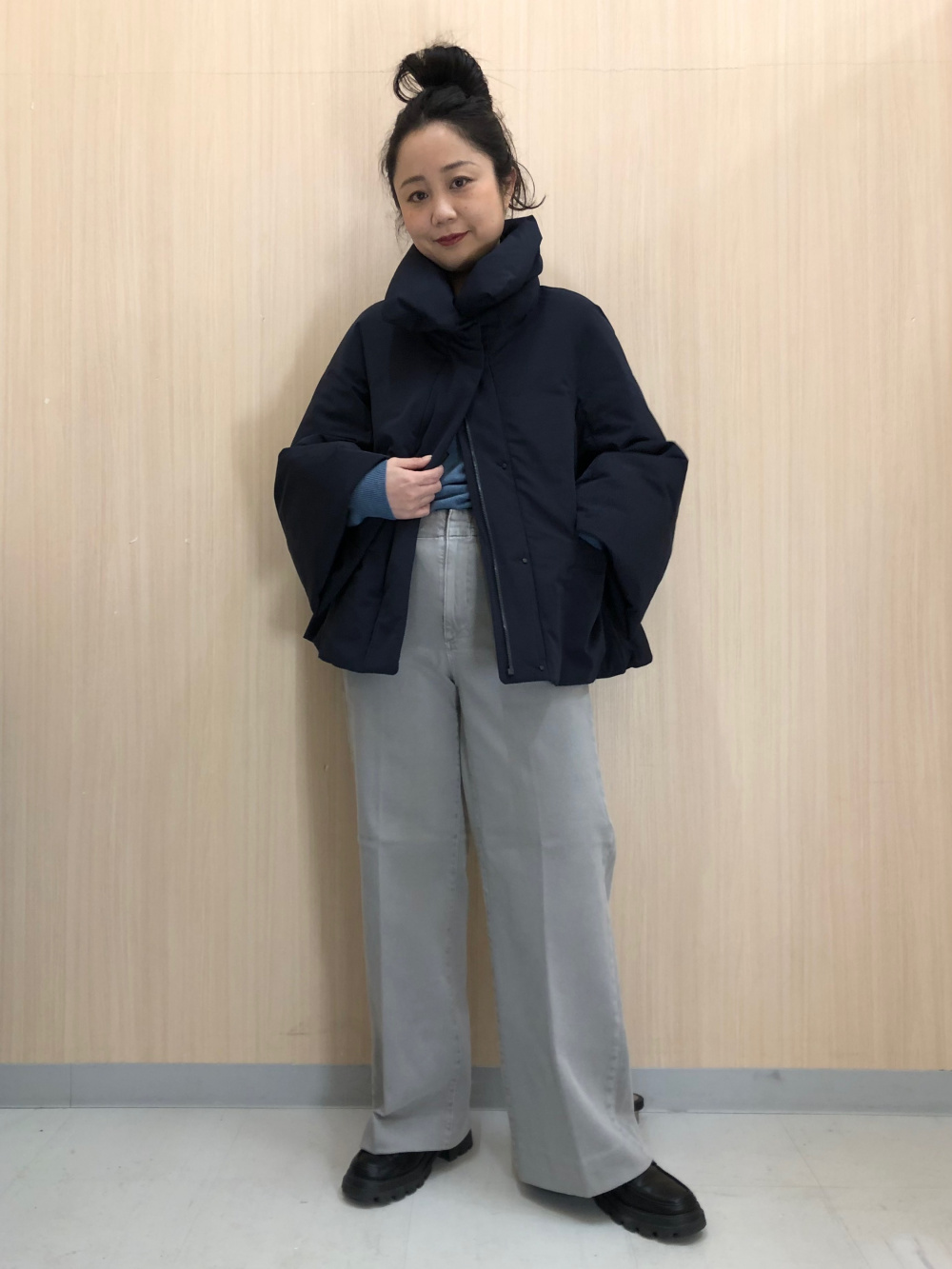 ダウンベルテッドロングコート、メリノリブタートルネックセーター」の