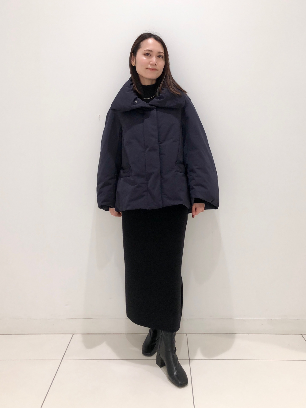 リブハイネックT、リサイクルハイブリッドダウンジャケット」の着用