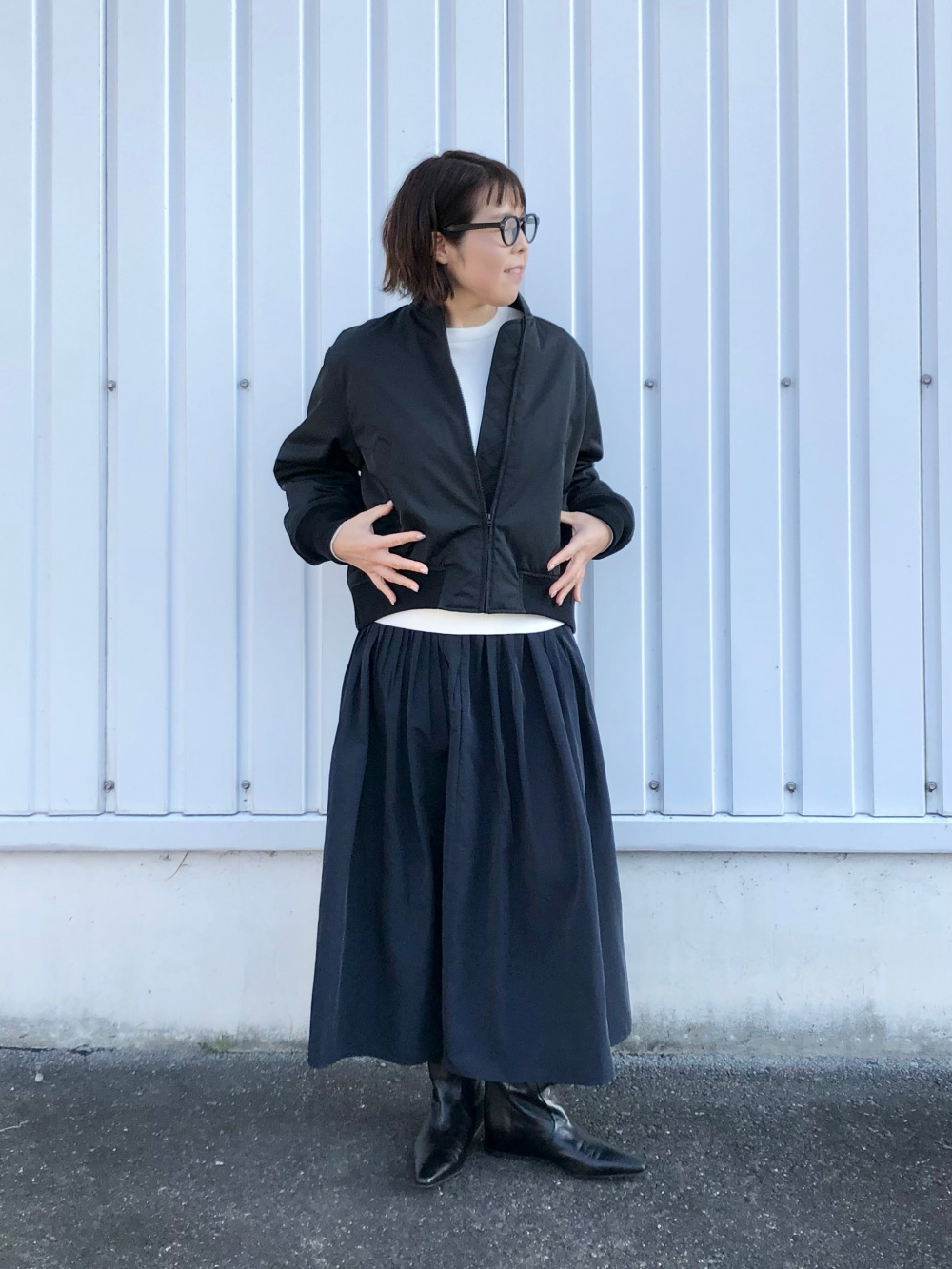 ボマージャケット、スムースコットンクルーネックセーター」の着用