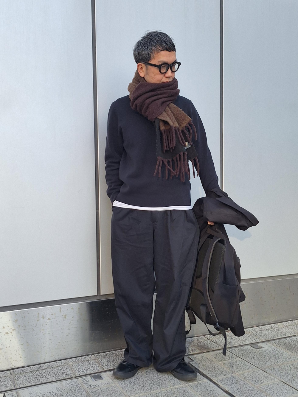 ニットポロシャツ、Vネックカーディガン」の着用コーディネート