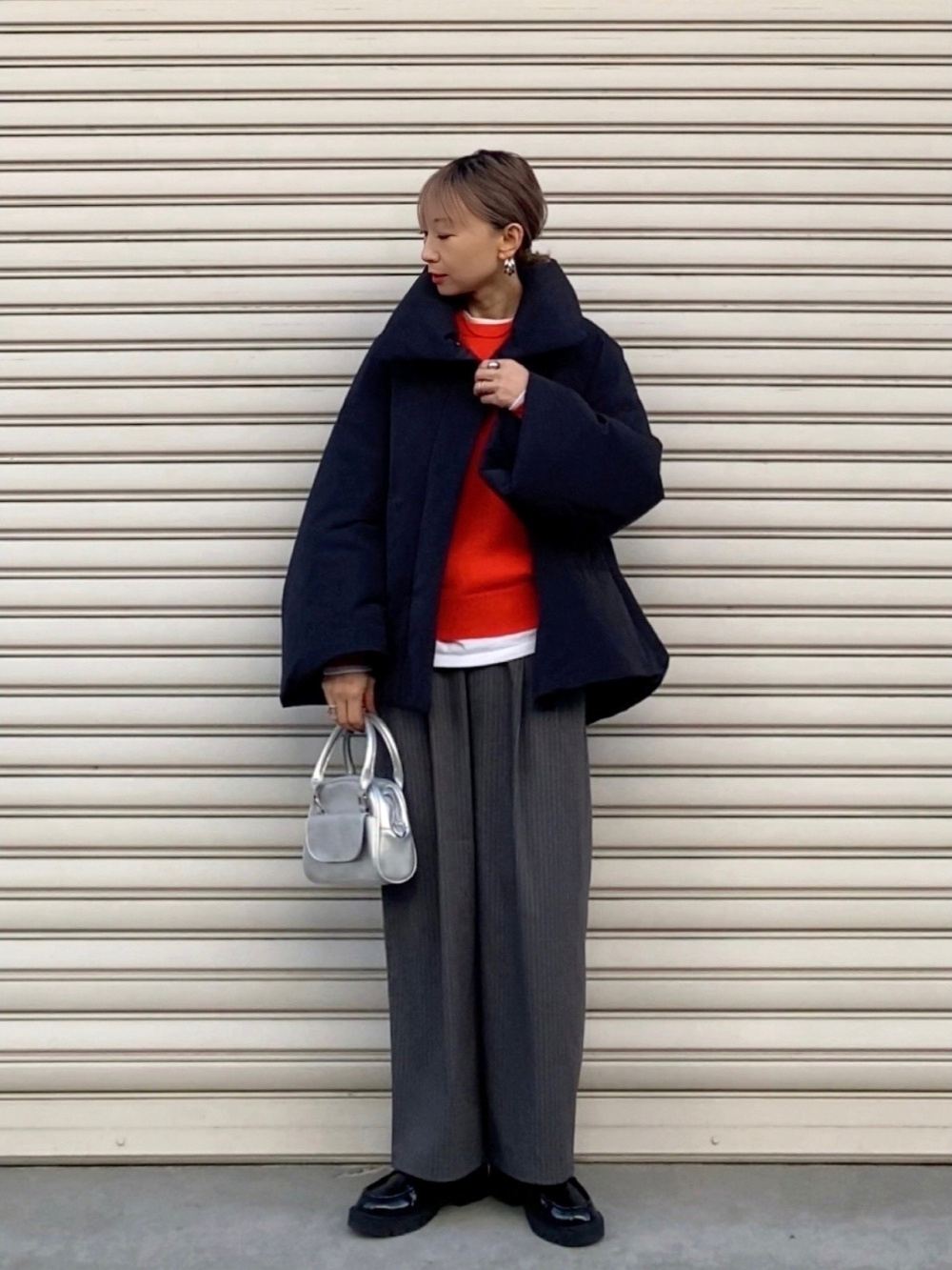 ハーフジップニットワンピース、ハイブリッドダウンジャケット」の着用