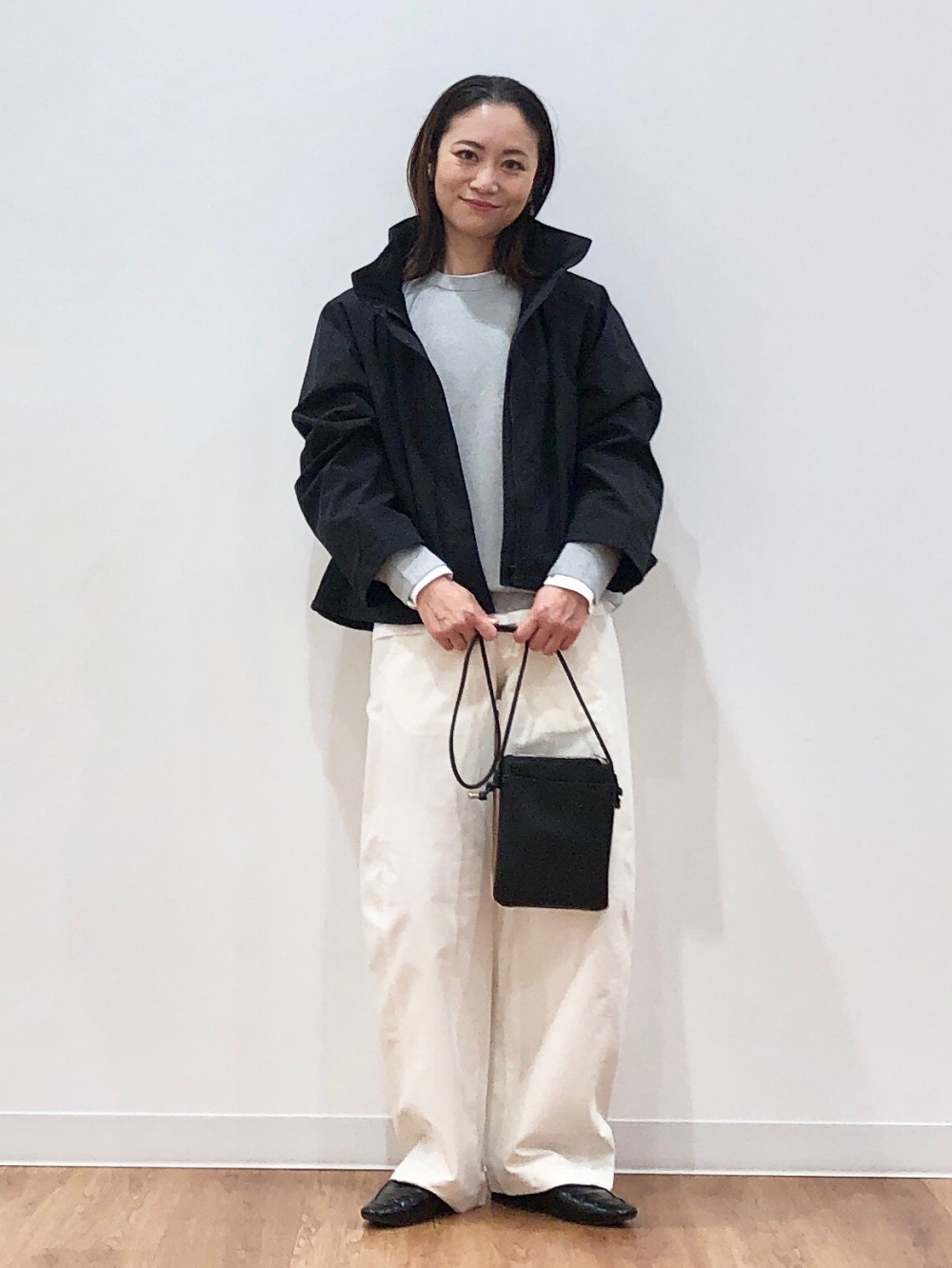 スラックスを使った「シャギーニット」の人気ファッション
