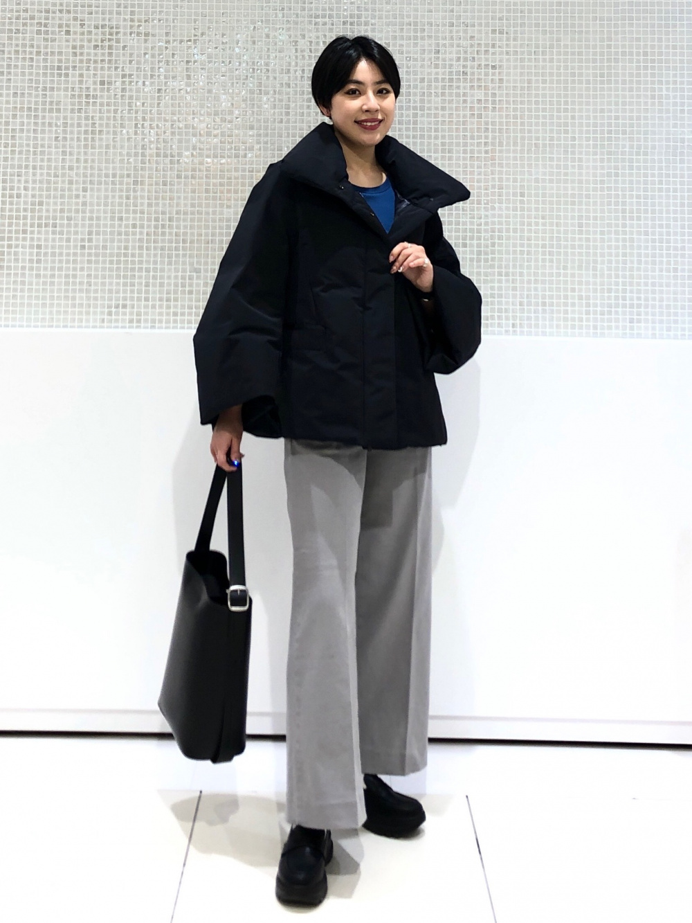 ダウンベルテッドロングコート、メリノリブタートルネックセーター」の