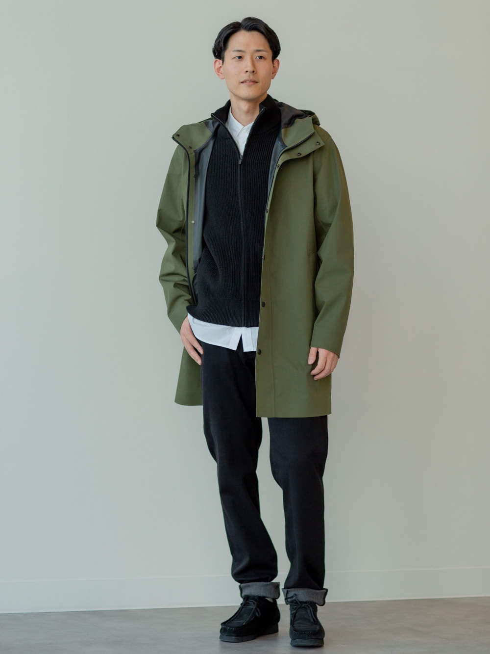 スウェットパンツ、パフテックリラックスジャケット」の着用