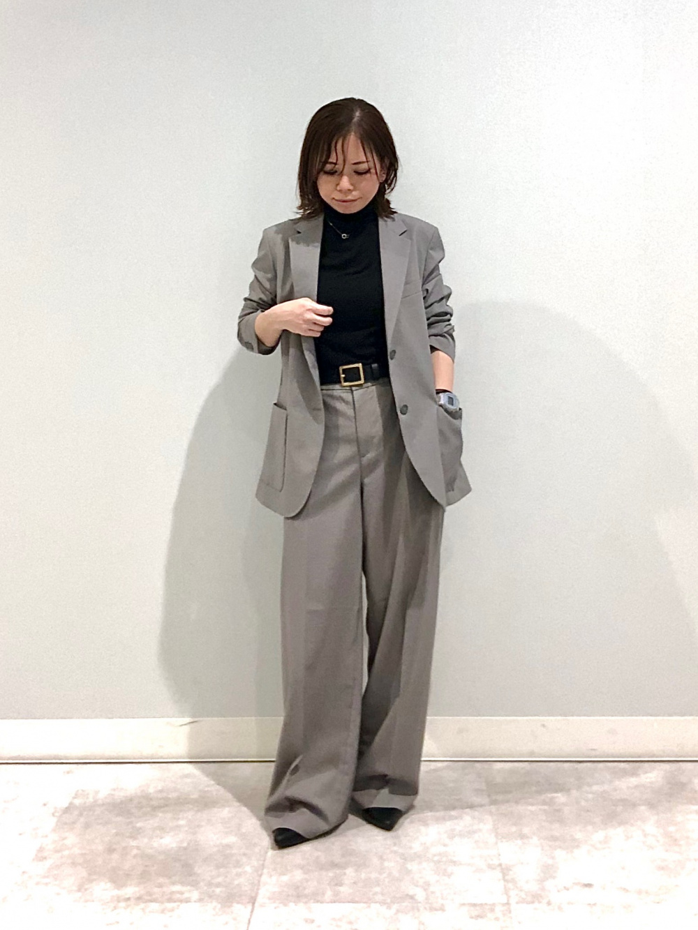 感動ジャケットリラックスフィット、感動ワイドパンツ」の着用