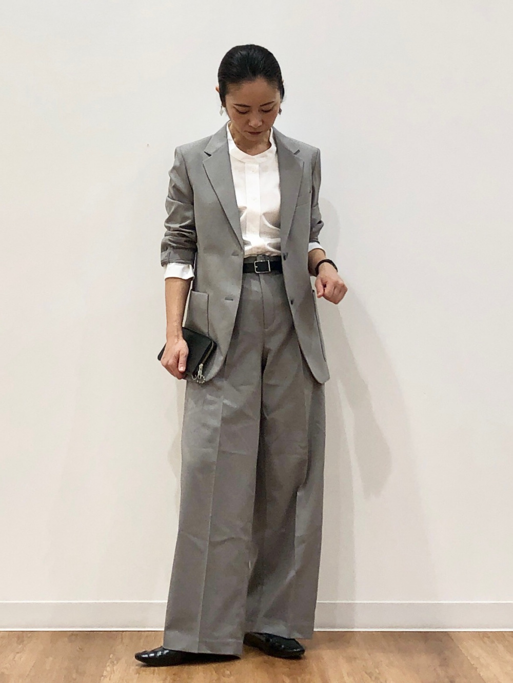 感動ジャケットリラックスフィット、感動ワイドパンツ」の着用