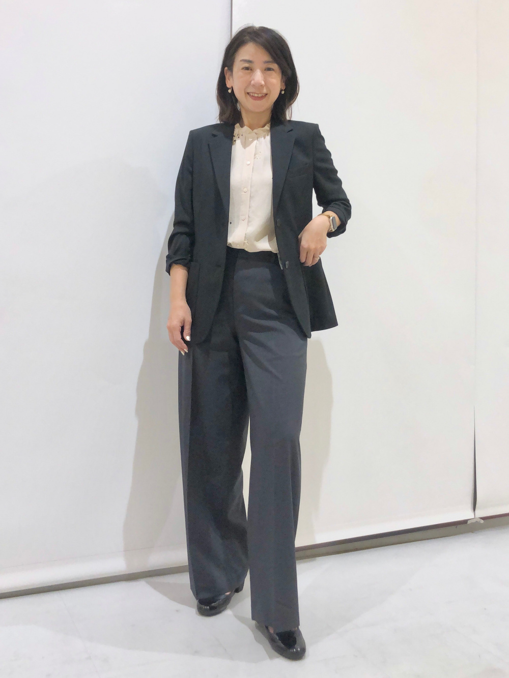 9日まで‼️感動ジャケット+感動パンツ+レーヨンブラウス+パンプス+トートバッグ 感動ジャケットリラックスフィット、レーヨンプリントブラウス」の着用