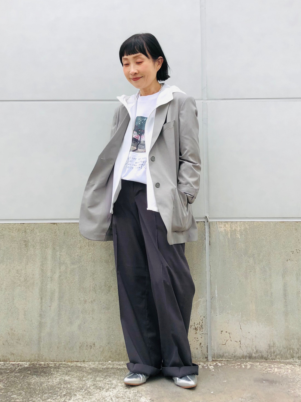 ユニクロC グレー ダブルボタン ジャケット、感動ワイドパンツXXL 感動ダブルジャケットリラックスフィット、感動ワイドパンツ」の着用