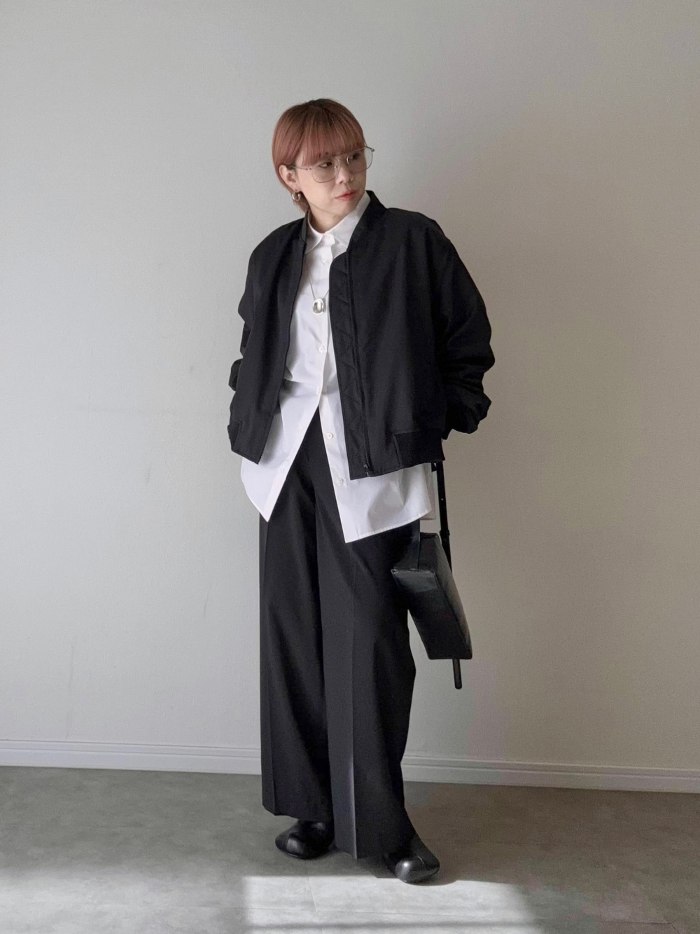 感動ジャケットリラックスフィット、感動ワイドパンツ」の着用