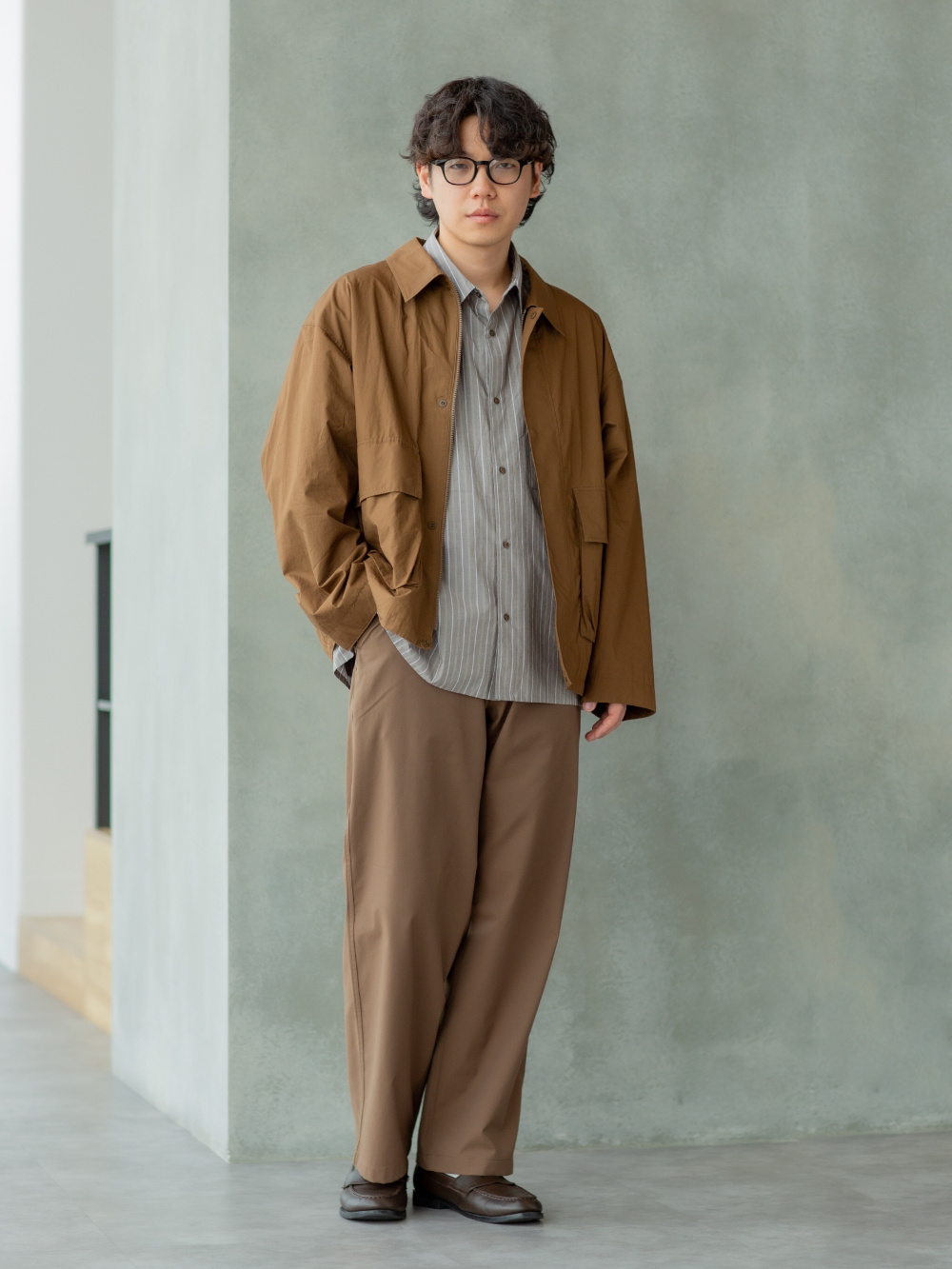コットンショートブルゾン、ワイドフィットカーゴパンツ」の着用