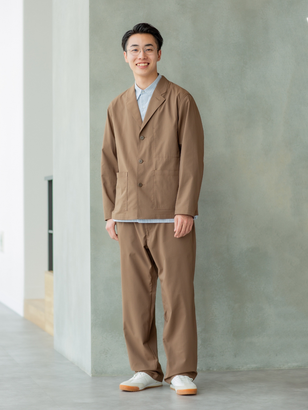 リラックスフーデッドセーター、イージーワークパンツ」の着用