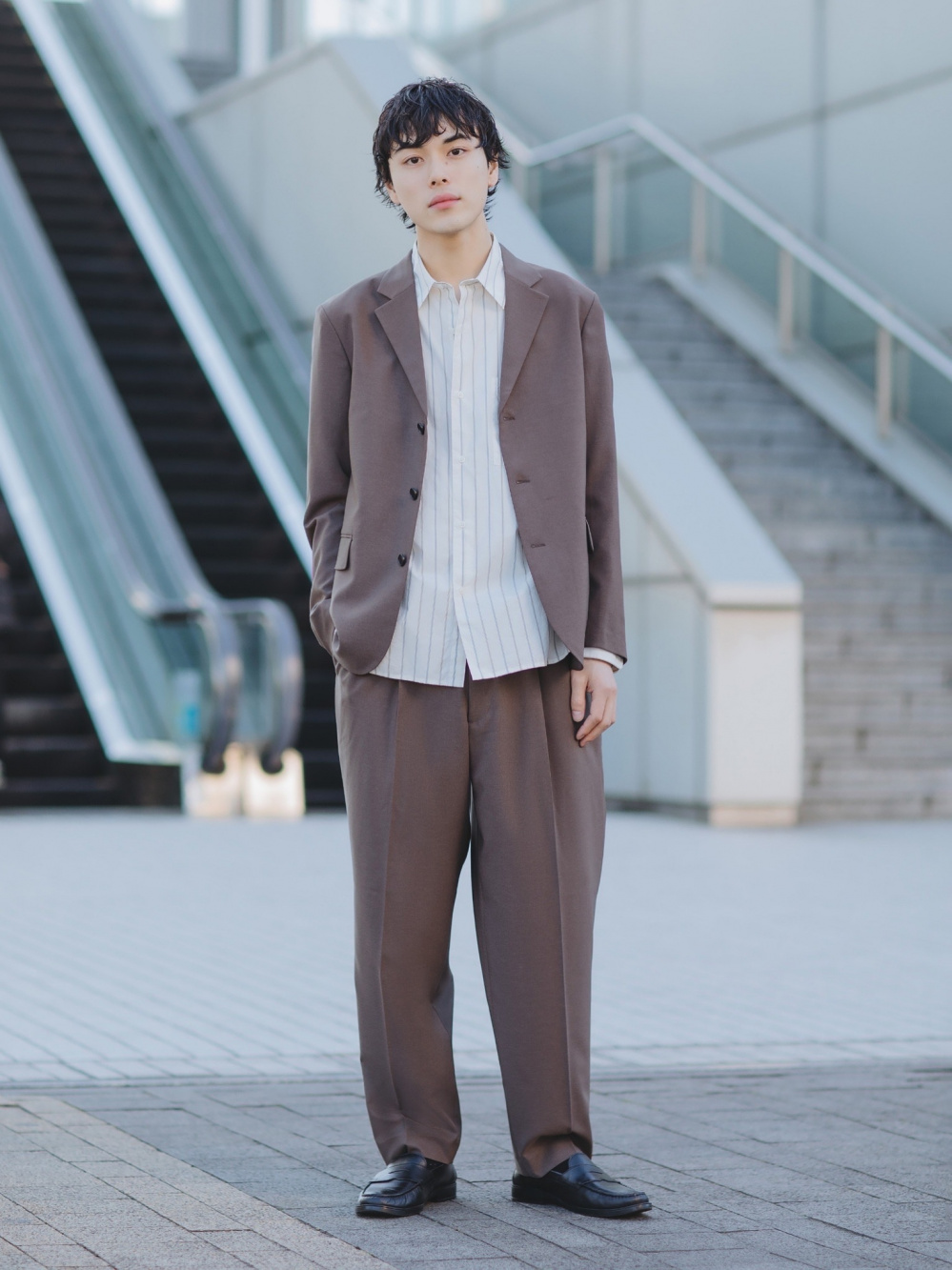 感動ジャケット、感動タックパンツ」の着用コーディネート