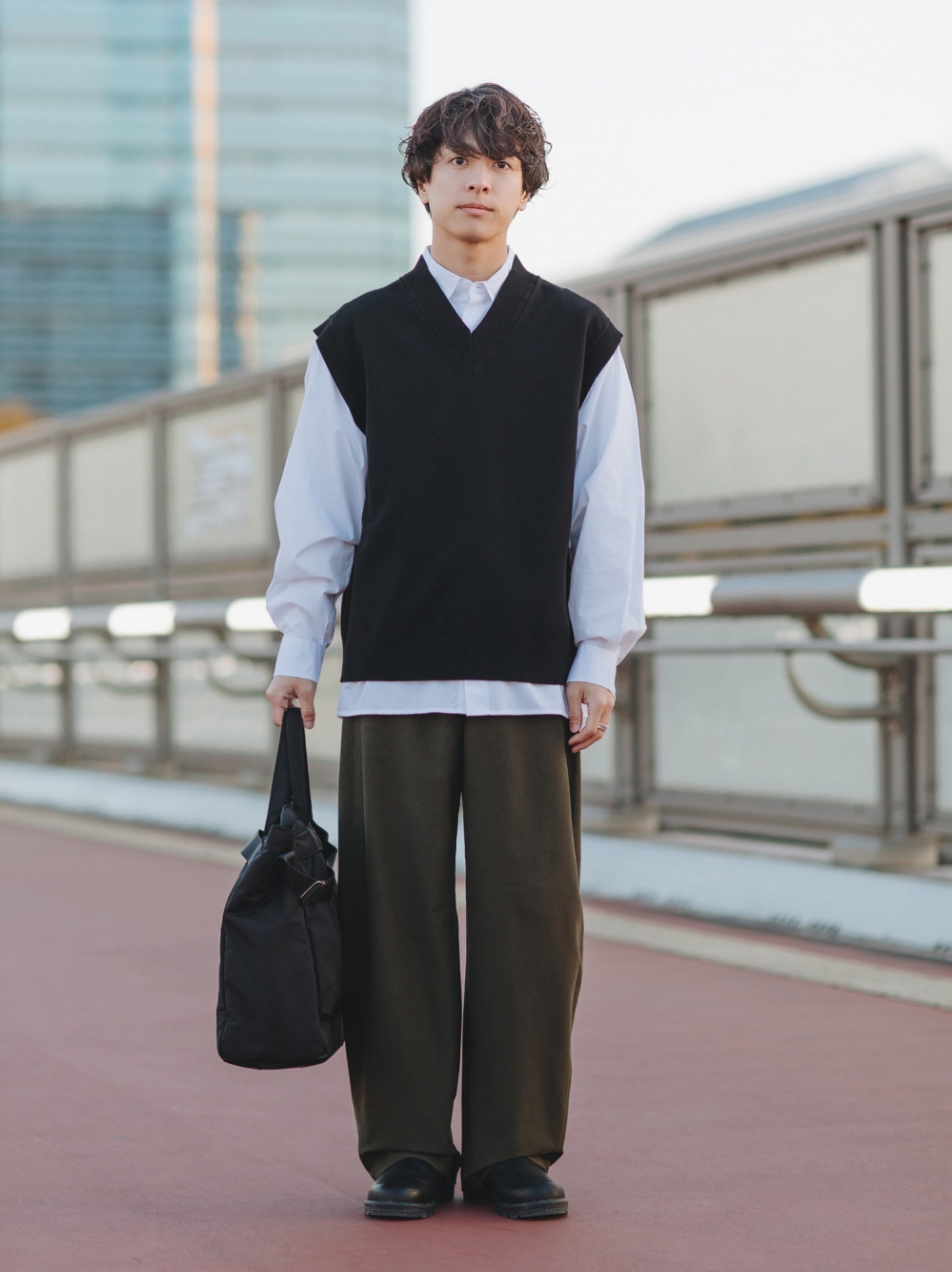 コットンショートブルゾン、ワイドフィットカーゴパンツ」の着用