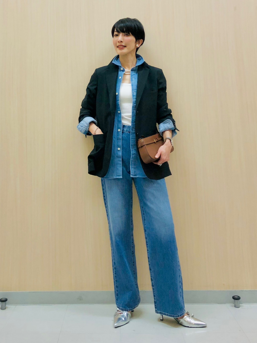 デニムオーバーシャツ、リネンコットンショートパンツ」の着用  