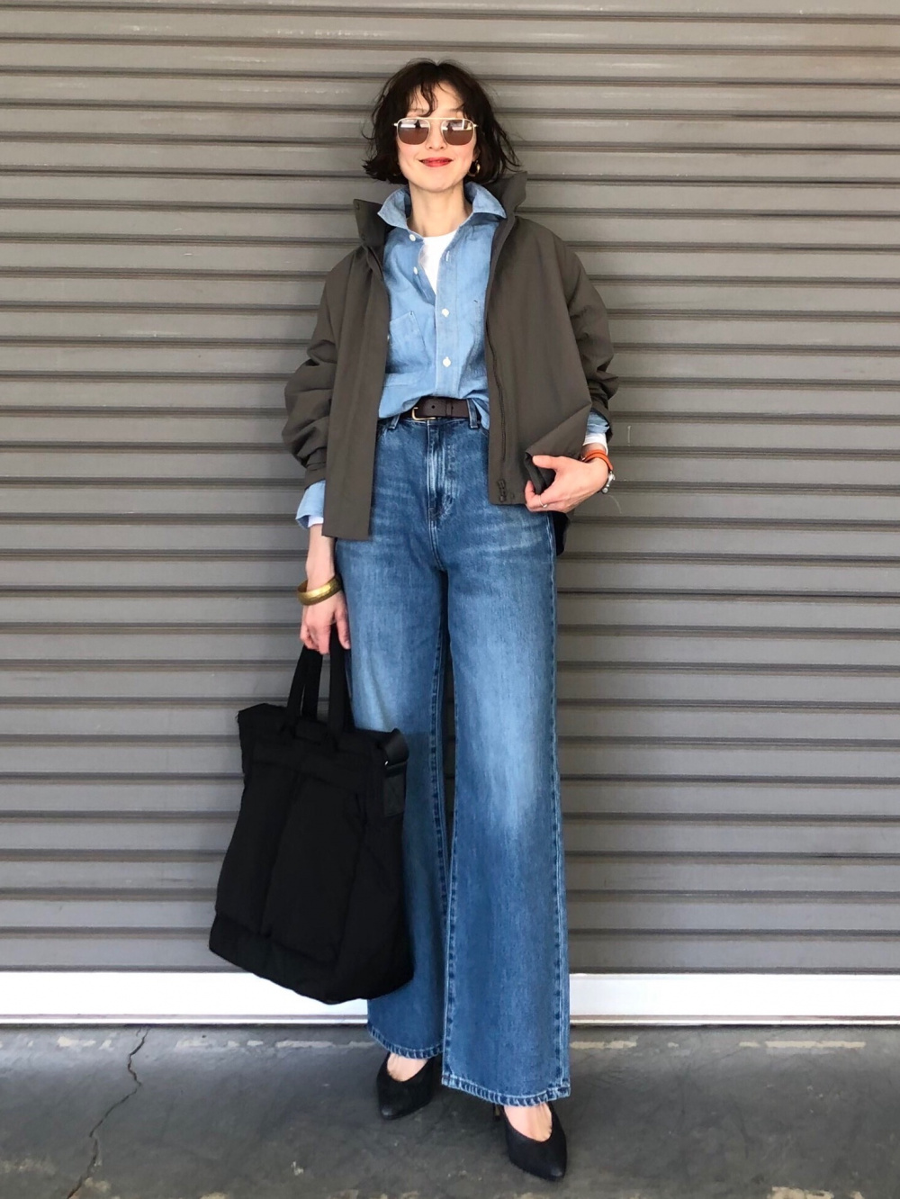 ラムニットジャケット、ワイドストレートジーンズ」の着用