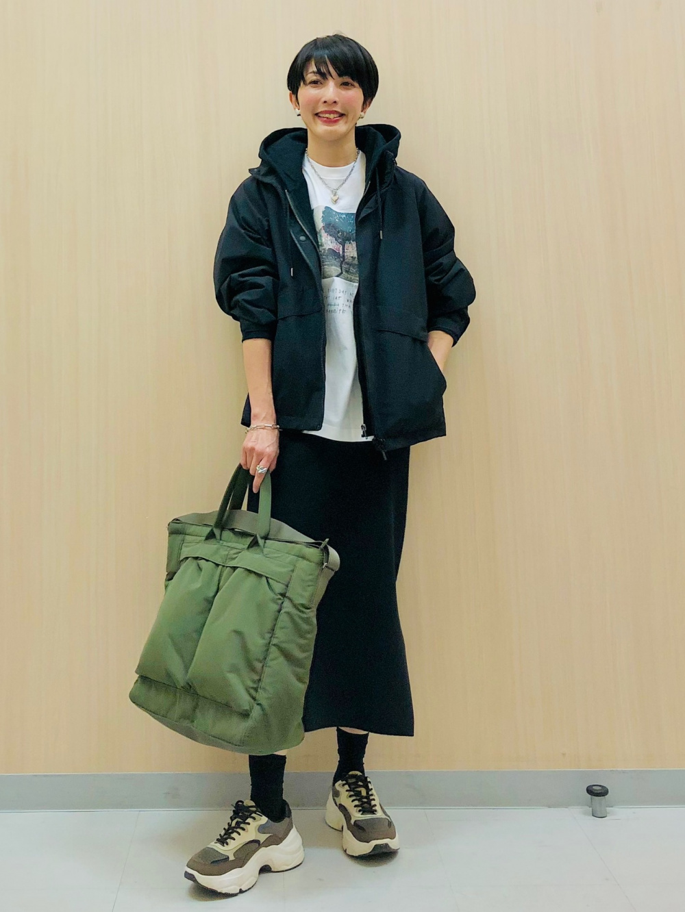 スウェットパンツ、ワッフルヘンリーネックTシャツ」の着用