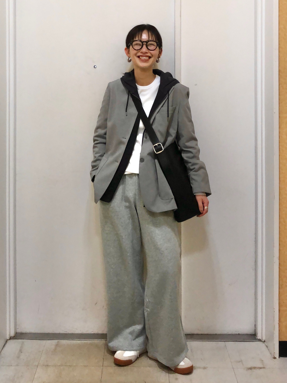 感動ジャケットリラックスフィット、感動ワイドパンツ」の着用