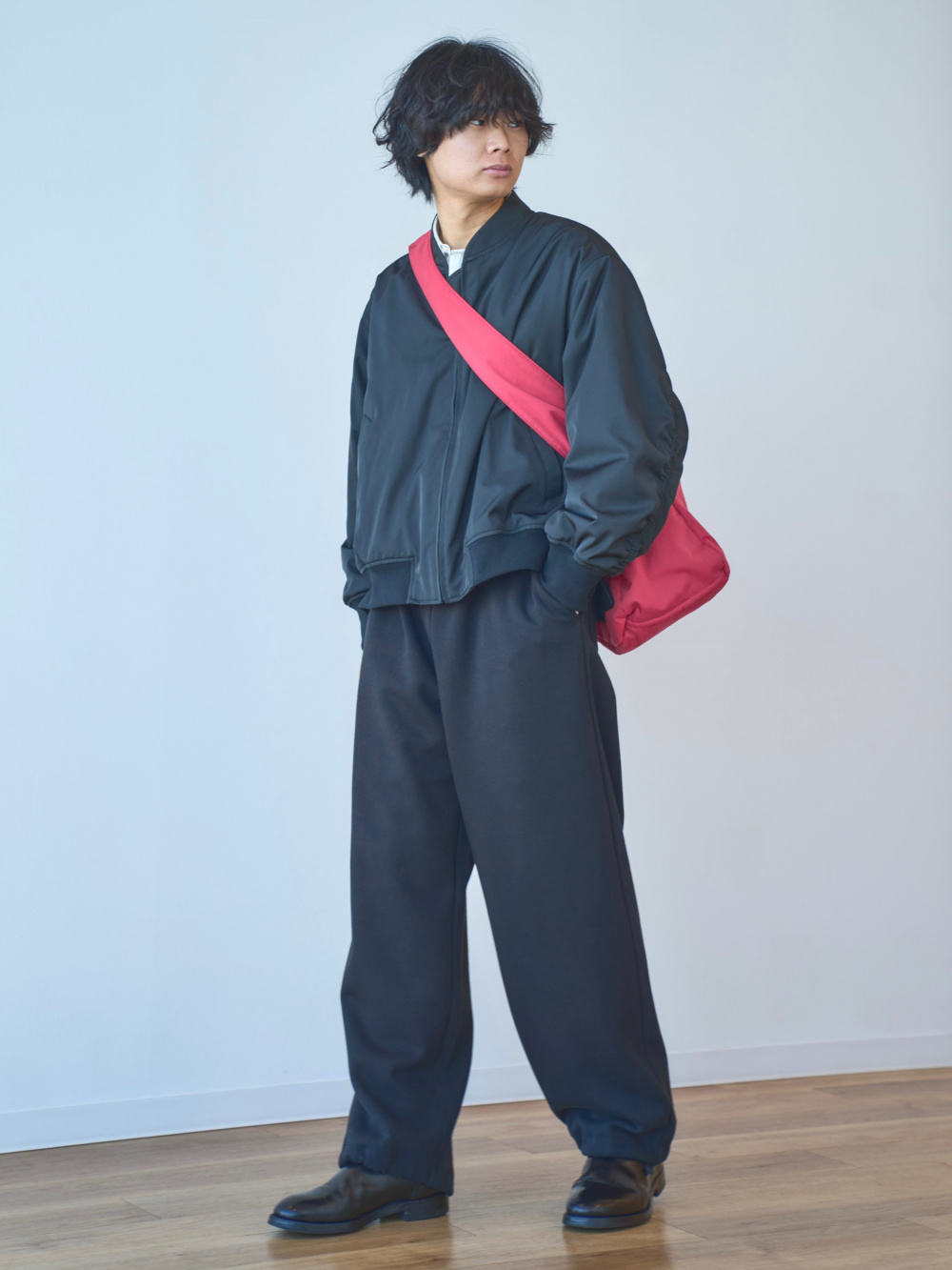 感動ジャケット、感動タックパンツ」の着用コーディネート