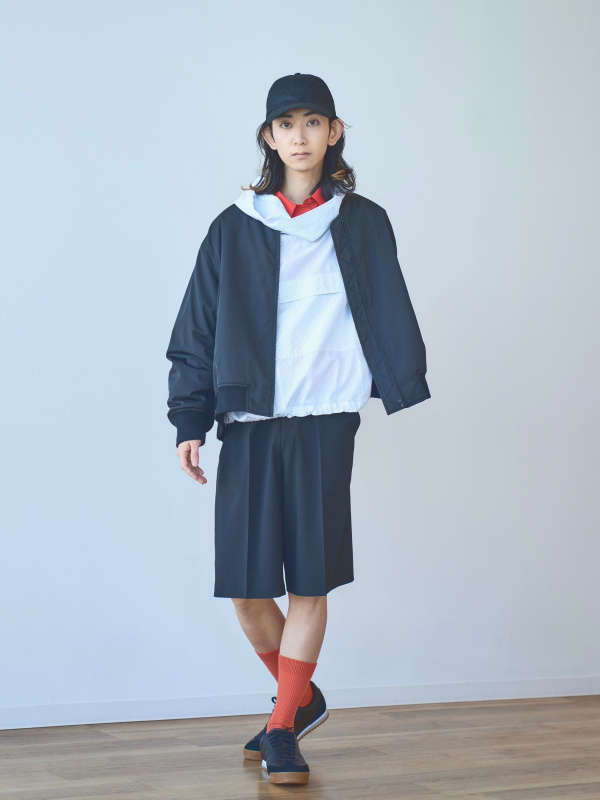 ボマージャケット、リラックスフーデッドセーター」の着用